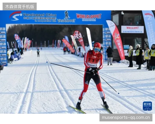 滑雪越野选手强势冲刺，终点线前滑跪庆祝